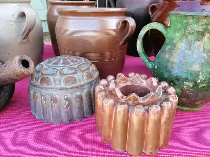 Oude, doorleefde bakvormen, brocante bij Guirlande Bellem