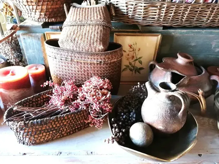 Brocante stilleven met kruiken en manden, Guirlande Bellem