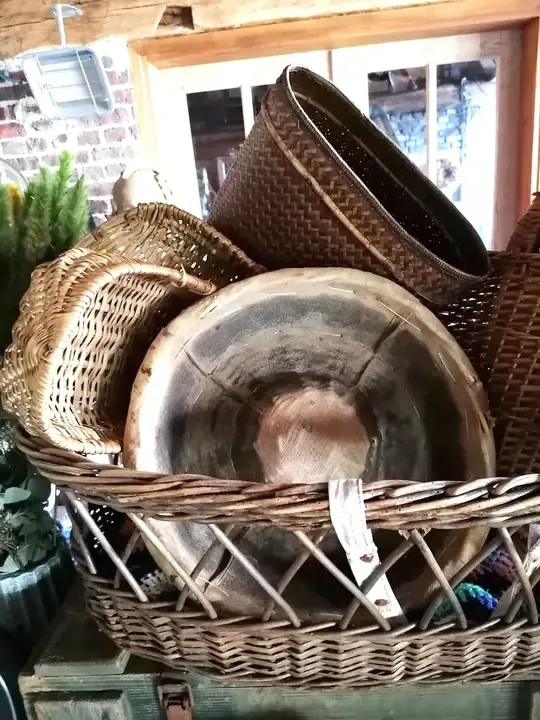 Oude manden in riet en wissen, brocante bij Guirlande Bellem