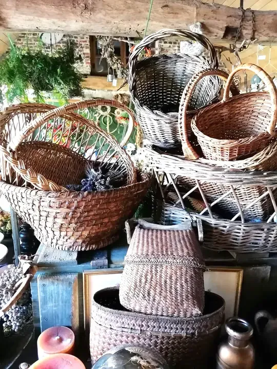Rieten manden, groot en klein, brocante bij Guirlande Bellem