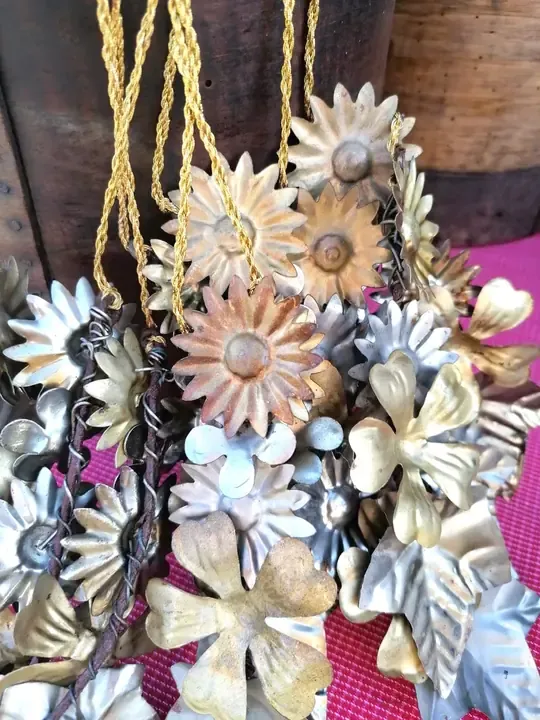 Decoratieve metalen bloemen, brocante bij Guirlande Bellem