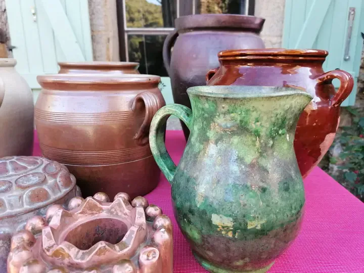 Oude terracotta vazen en kruiken, brocante bij Guirlande Bellem