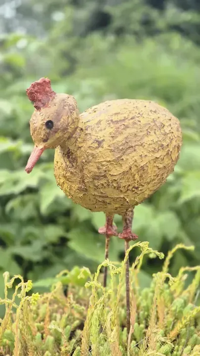 Vogel gemaakt van natuurlijke materialen in de tuin