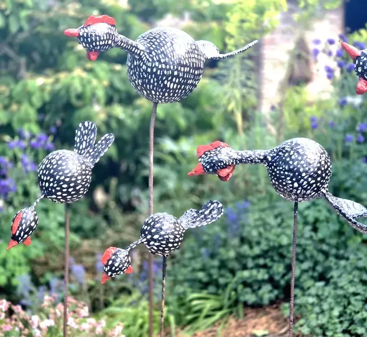 Zwart-witte vogels op betonstaaf, duurzame tuinkunst