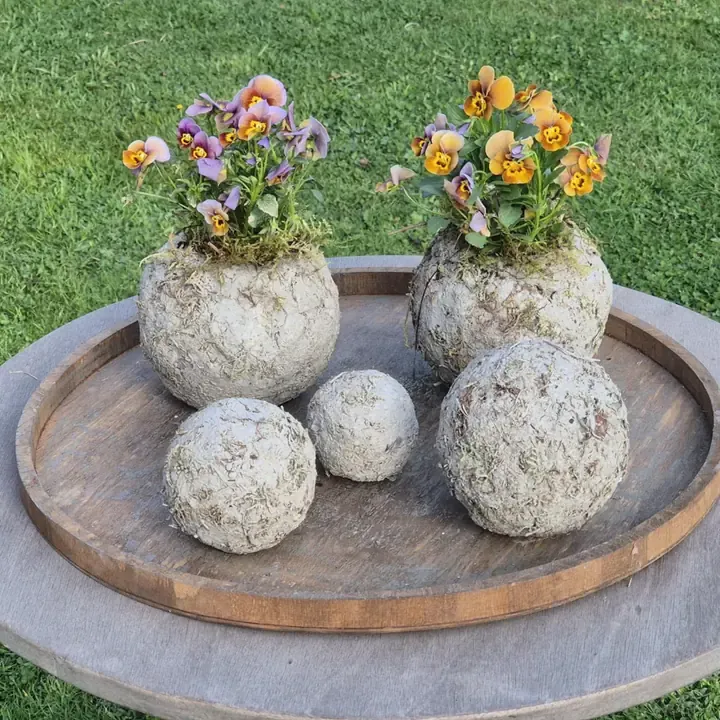 Creaties uit de vakantie dagworkshops: kippen, schaapjes, vogels, cementbollen en kleivogeltjes