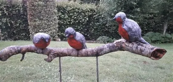 Handgemaakt tuinobject tussen het gras