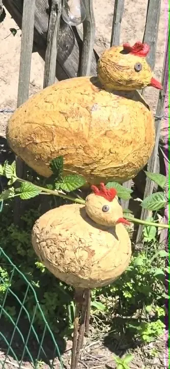 Creaties uit de vakantie dagworkshops: kippen, schaapjes, vogels, cementbollen en kleivogeltjes