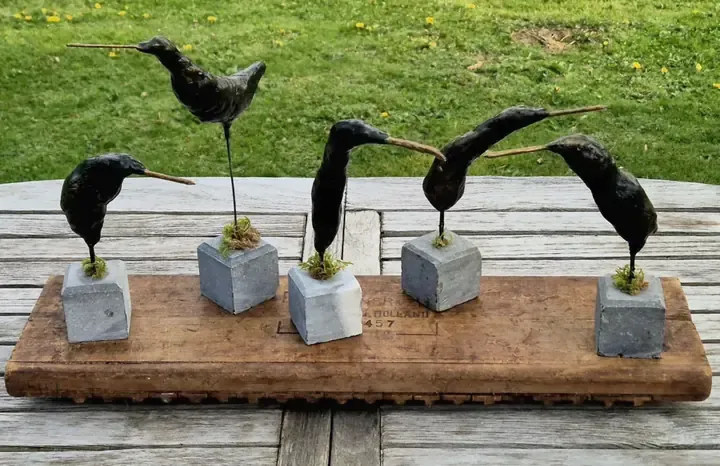 Creaties uit de vakantie dagworkshops: kippen, schaapjes, vogels, cementbollen en kleivogeltjes