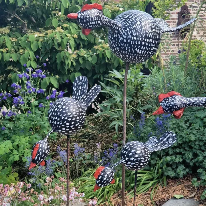 Creaties uit de vakantie dagworkshops: kippen, schaapjes, vogels, cementbollen en kleivogeltjes