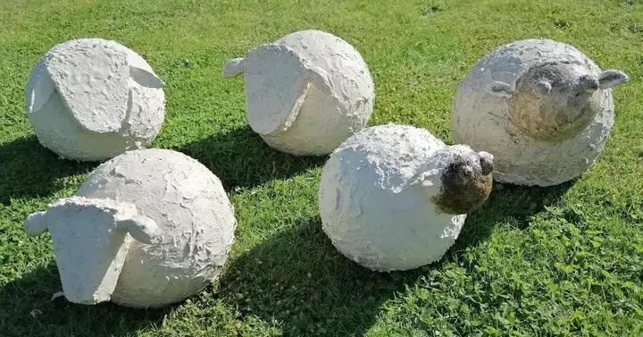 Creaties uit de vakantie dagworkshops: kippen, schaapjes, vogels, cementbollen en kleivogeltjes