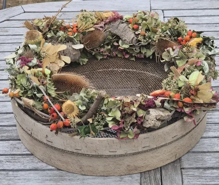 Bloemenkrans op een oude zeef, brocante bij Guirlande Bellem