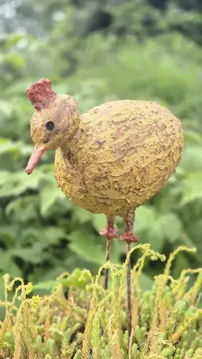 Vogel gemaakt van natuurlijke materialen in de tuin