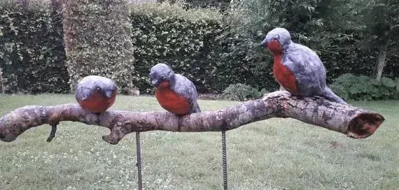 Handgemaakt tuinobject tussen het gras