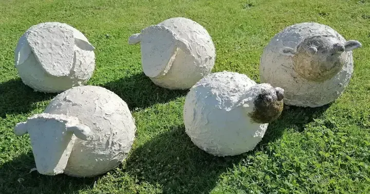 Creaties uit de vakantie dagworkshops: kippen, schaapjes, vogels op betonstaaf en cementbollen