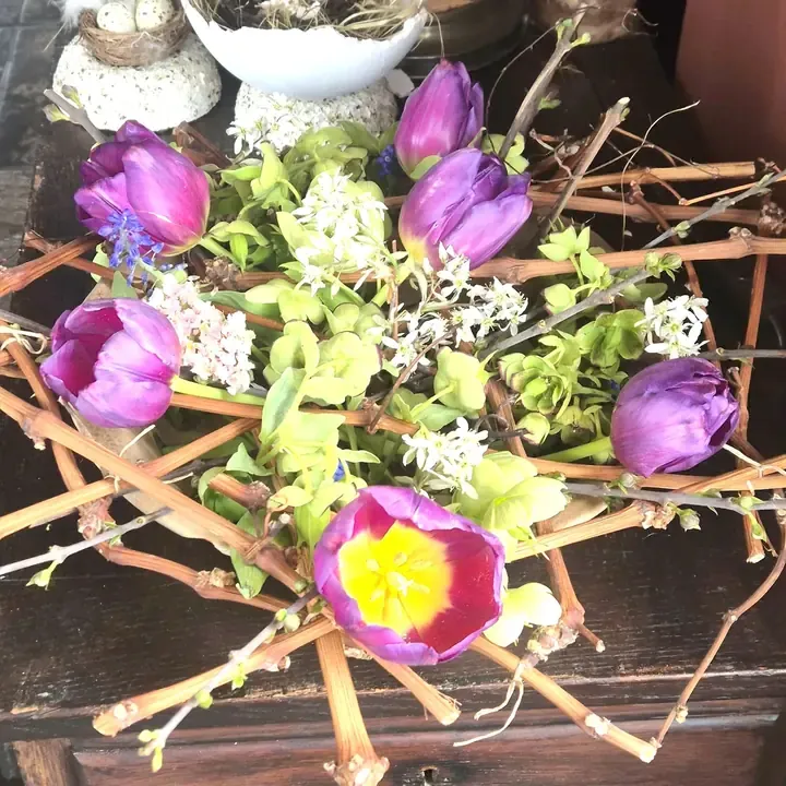 Voorjaarsschaal met tulpen en fijne takken