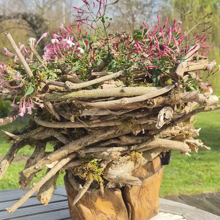 Bloemen op een basis van ruwe takken